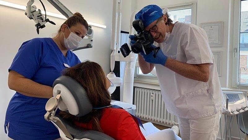 Dr. Steuer schießt Fotos der Zähne einer Patientin